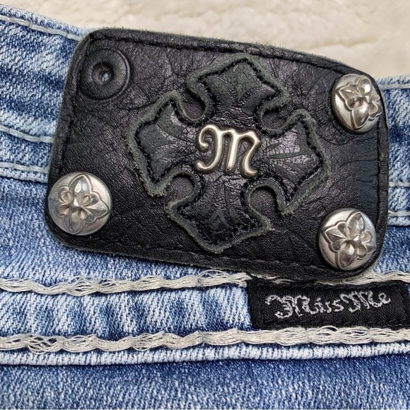 Miss Me Girl's Blue Floral Embroidered Capri Jeans Size 16 x 17” - Picture 6 of 7